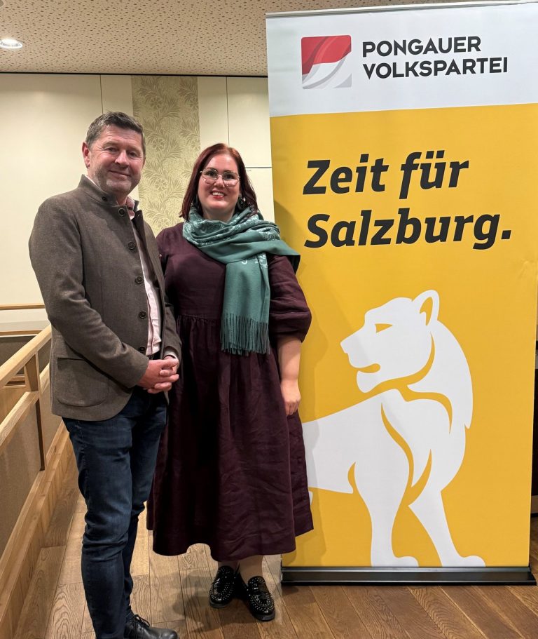 Bezirksobmann Hannes Rainer übergibt an Nationalrätin Carina Reiter | Wir in Salzburg | Salzburger Volkspartei
